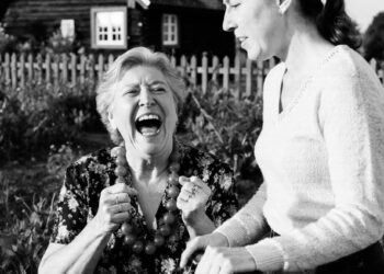 Всё лето проведёшь на моих грядках! — злорадствовала свекровь по телефону.