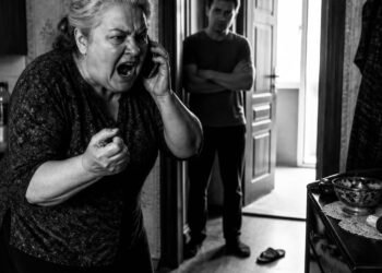 Деньги вернула, быстро! — вопила в трубку свекровь
